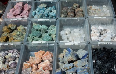 Çeşitli renklerde doğal çeşitli mineral taşları.