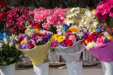 Vazodaki renkli bahar çiçekleri