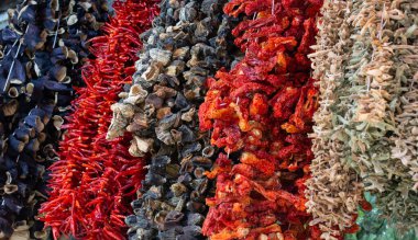 Türk marketinde kurutulmuş patlıcan, biber ve sebze asılı.