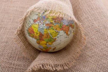 Model küre keten bir tuvalin altına yerleştirilmiş.