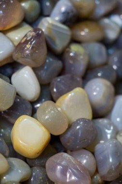 Belli bir tipte doğal mineral değerli taşlar.