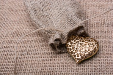 Altın rengi metal nesne çuval dışarı kalp şeklinde