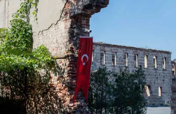 Türk ulusal bayrağı açık havada bir direğe asılı