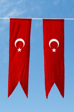 Türk ulusal bayrağı açık havada iple sallanıyor