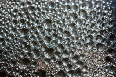 Yakın plan görüntüde su damlalarıyla kaplı arkaplan