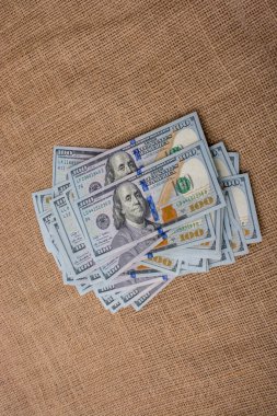 Banknota destesi keten bir tuval üzerine yerleştirilmiş Amerikan doları