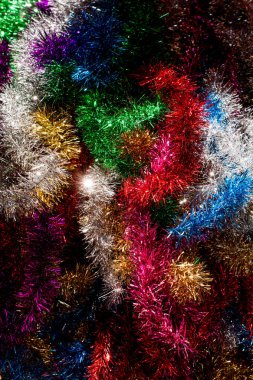 Manzarada bir sürü renkli Noel süsü var.