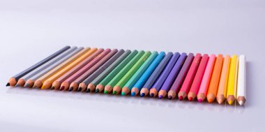 Beyaz arkaplana çeşitli renklerin renk kalemleri