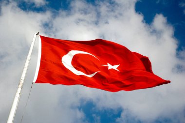 Türk ulusal bayrağı açık havada bir direğe asılı