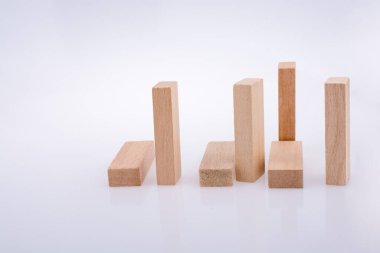 Beyaz zemin üzerine yerleştirilmiş ahşap domino parçaları