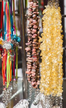 Bir pazarda çeşitli renkte renkli boncuklar