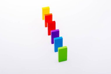 Beyaz arkaplanda renkli Domino Blokları