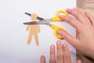 Makas görüntüde Kağıt Adam biçimini keser