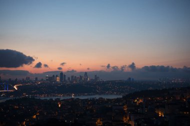 Istanbul cityscape akşam boyunca bulutlar altında