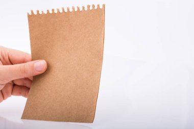 Beyaz arka planda bir sayfa kağıt tutarken