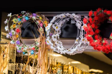 Sahte çiçeklerden yapılmış renkli taçlar.