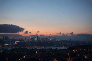Istanbul cityscape akşam boyunca bulutlar altında