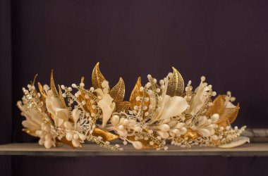 Model taç dekoratifi