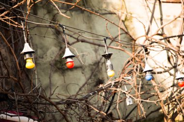 ampulleri sabit bir yerinde asılı olan