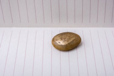 Bir arka plan ile küçük altın renk taşa