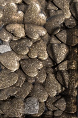 Kalp şeklinde renkli dekoratif nesneler