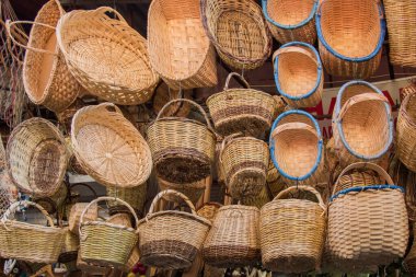 Boş sepetler bir pazar yerinde satılıktır.