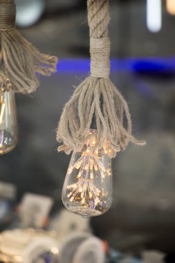 Dekoratif stil filament ampulleri görünürde