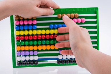 Abaküs rengi kullanan bir el.