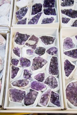 Çiğ menekşe ametist kaya kristal ametist ezoterik