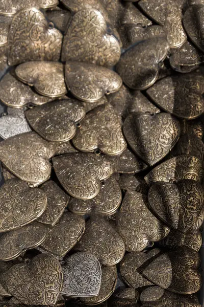 Kalp şeklinde renkli dekoratif nesneler