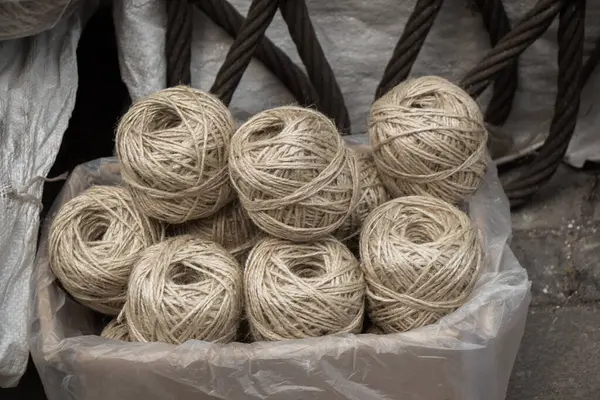 Bir sürü makaralı ya da kahverengi renkli keten iplik