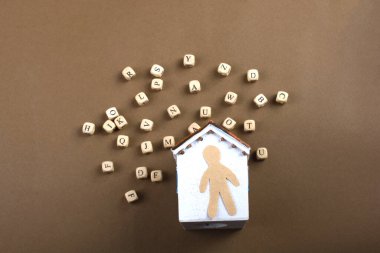 Ahşap harf küpleri ve adam heykelcik ve model evi