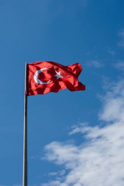 Gökyüzünde beyaz yıldız ve ay bulunan Türk ulusal bayrağı