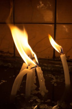 Karanlıkta mum ışığında yanan mumlar.