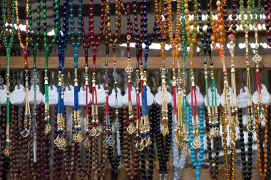 Çeşitli renkte tespih seti