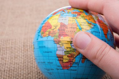 Elinde bir tuval arka plan üzerinde Küre