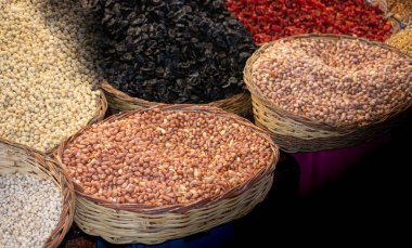 Abur cubur için bolca kabuksuz fıstık.