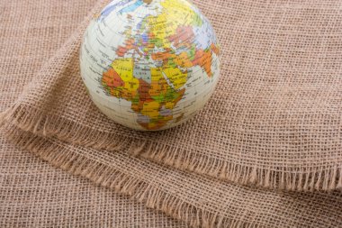 Küre tuval arkaplanına yerleştirilir