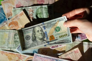 Türk Lirası ve Dolar banknotları. Amerikan parası. 100 dolarlık banknotlar. Mali ve ekonomik kriz