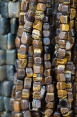 Çeşitli renkte renkli boncuklar.