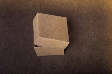 Görünüşte kartondan yapılmış bir hediye kutusu