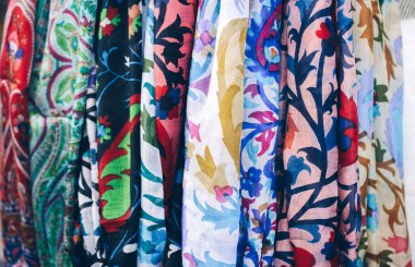 Türkçe geleneksel nakış işlemeli kadın eşarbı