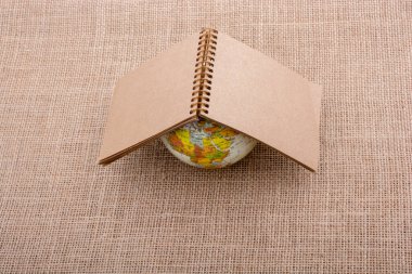 Küre tuval arkaplanına yerleştirilir