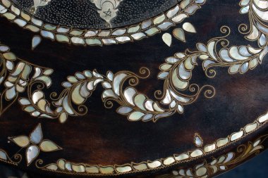 Osmanlı tarzı sanat. İnci kakmalı anne. Örnek.