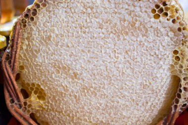 Tatlı ballı, yuvarlak arı kovanından bal