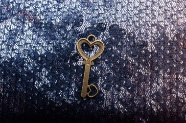 Parlak arkaplanda kalp şeklinde retro metal anahtar