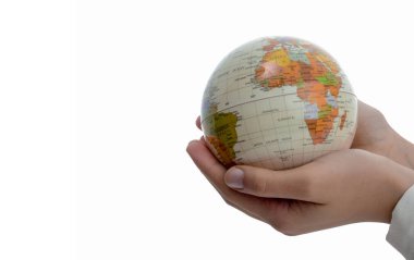 Beyaz arka planda elinde küçük bir küre tutan çocuk