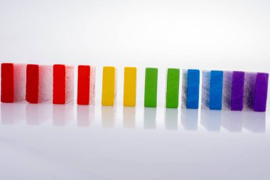 Beyaz arkaplanda renkli Domino Blokları