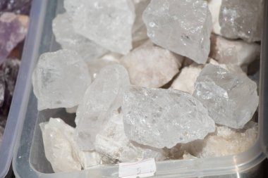 Belli bir tipte doğal mineral değerli taşlar.