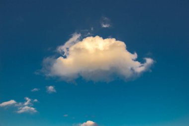 Mavi Gökyüzü kısmen beyaz bulutlarla doludur.